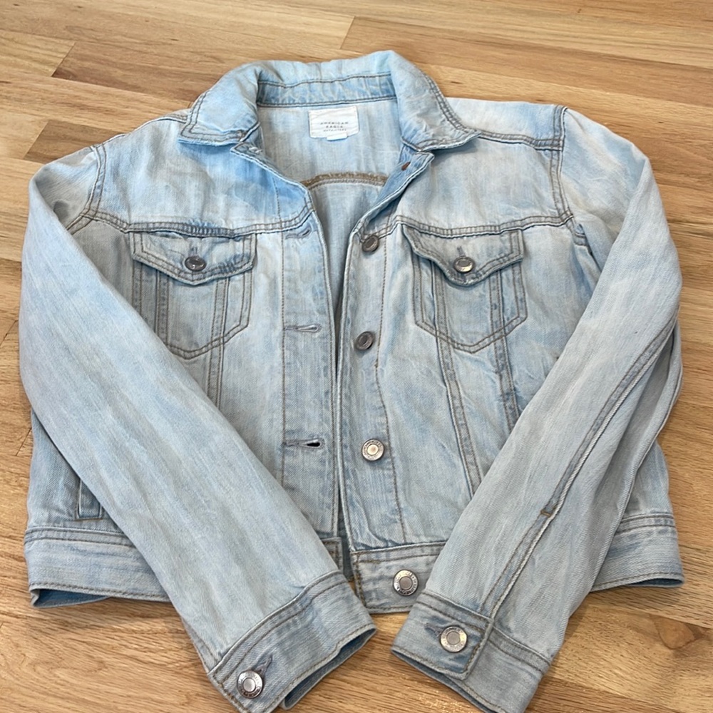 American Eagle light-washed denim jean jacket